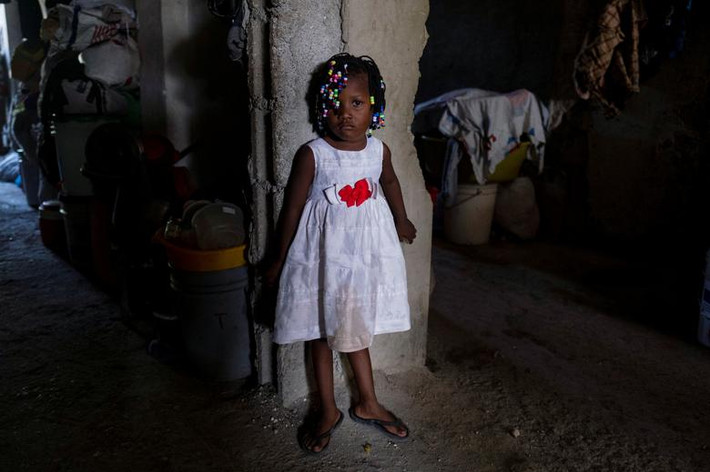 Một bé gái bên trong nơi trú ẩn cho các gia đình phải sơ tán, tại nhà thờ Saint Yves, Port-au-Prince, ngày 26/7.