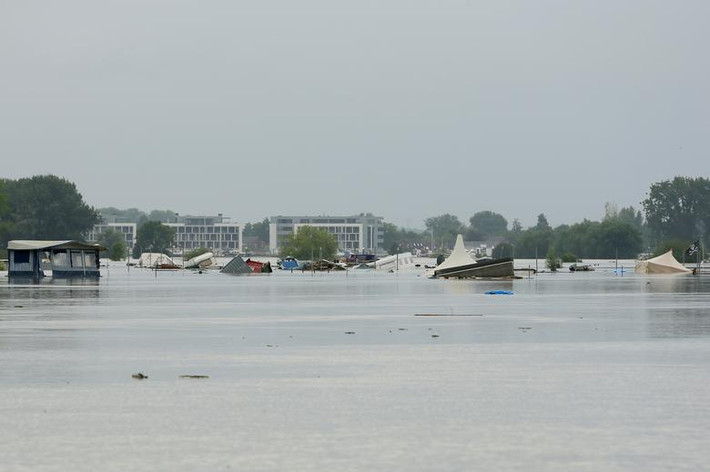 Một khu cắm trại chìm trong biển nước ở Roermond ngày 16/7.