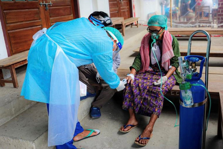 Nhiều bệnh viện và phòng khám ở Myanmar đang vật lộn với tình trạng thiếu nhân lực và nguồn cung oxy. Ảnh: Reuters.