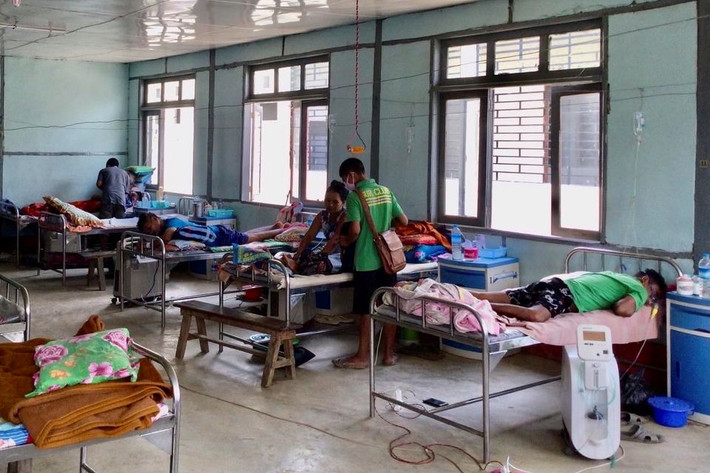 Irrawaddy News đưa tin, số ca mắc COVID-19 tại Myanmar có xu hướng tăng kể từ cuối tháng 5/2021 khi chính quyền nới lỏng các hạn chế, cho phép chùa chiền, bãi biển và các địa điểm công cộng khác mở cửa trở lại. Ảnh: Reuters.