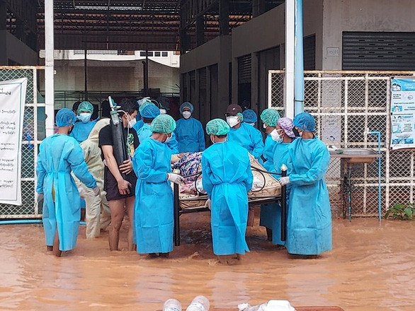 Myanmar đang phải "quay cuồng" đối phó với dịch bệnh COVID-19 khi số ca mắc tăng nhanh trong khi cơ sở y tế bị quá tải. Ảnh: Reuters.