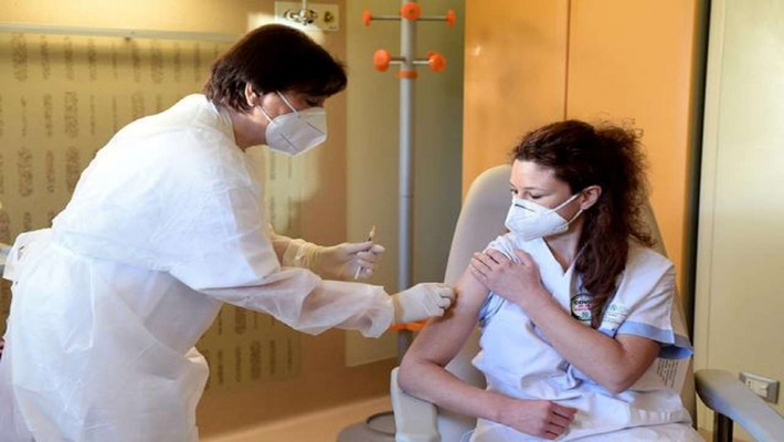 Theo báo cáo công bố ngày 22/7 của Liên minh Châu Âu (EU), hơn 200 triệu người dân Châu Âu đã được tiêm chủng đầy đủ, chiếm hơn một nửa dân số trưởng thành. Tuy vậy, con số trên vẫn thấp so với mục tiêu 70% đặt ra cho mùa hè này. Ảnh: Reuters.
