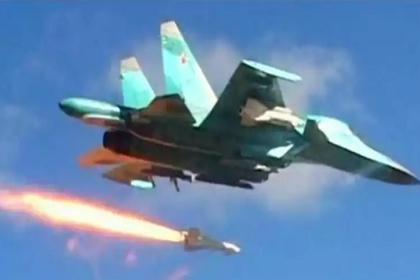 "Các cuộc không kích của Nga nhắm vào nơi ẩn náu của các tay súng IS ở vùng sa mạc Homs, Deir Ezzor cũng như vùng tam giác Hama-Aleppo-Raqqa", nguồn tin cho hay. Ảnh: AMN.