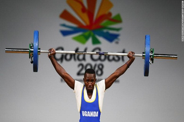 Theo CNN, Julius Ssekitoleko, vận động viên cử tạ 20 tuổi, là thành viên của đoàn thể thao Uganda đã tới Nhật Bản để chuẩn bị tham dự Thế vận hội. Ảnh: CNN.