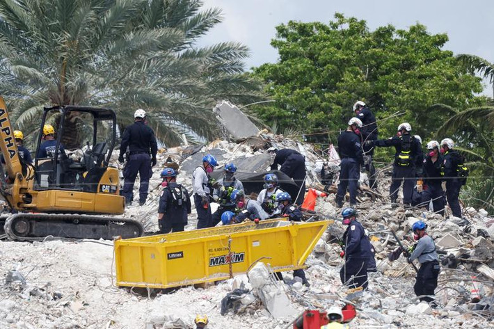 Hoạt động tìm kiếm, cứu hộ được nối lại vào ngày 5/7 sau khi phần còn lại của tòa nhà 12 tầng bị phá dỡ.