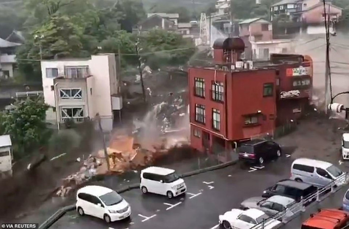 Bùn đất đã cuốn trôi và chôn vùi hàng loạt nhà cửa ở Atami, tỉnh Shizouka, Nhật Bản.