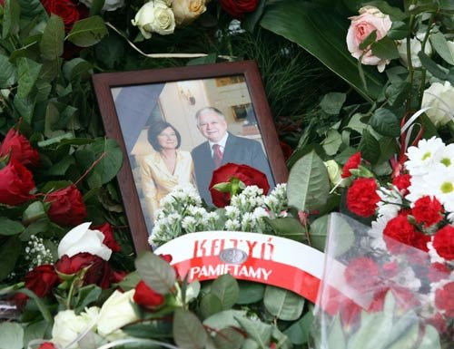 Ông Waclaw Berczynski, trưởng nhóm điều tra của Ba Lan, công bố trên kênh truyền hình TVP Info về kết quả phân tích mới cho thấy, chiếc máy bay đã phát nổ ngay trên không trung và rơi xuống vị trí cách xa cây bạch dương mà đội điều tra trước cho là một phần nguyên nhân gây ra tai nạn. Ảnh: Reuters.