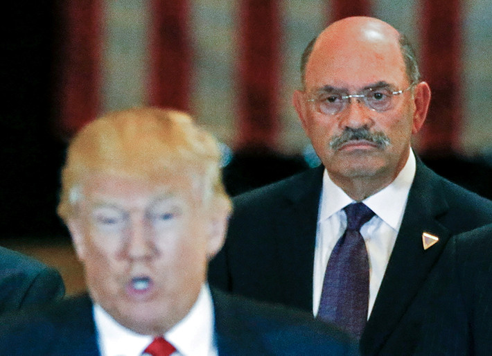 Ngày 1/7, Giám đốc Tài chính của Tập đoàn Trump Allen Weisselberg đã cùng luật sư đến Văn phòng Trưởng công tố viên quận Manhattan, bang New York, sau khi ông bị truy tố về các tội liên quan đến thuế. Ảnh: Cựu Tổng thống Trump và Allen Weisselberg (đứng sau). Ảnh: Reuters.