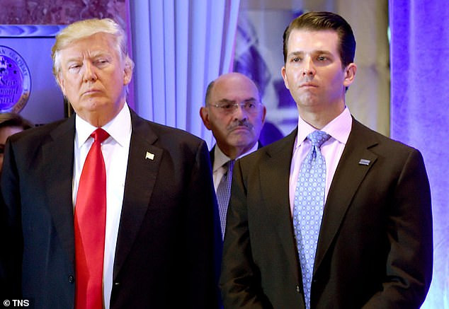 Các nhân viên bước vào văn phòng của ông Trump thường thấy ông Weisselberg đã ở bên trong, ngồi ở chiếc ghế bên phải đối diện với bàn của ông chủ. Ảnh: TNS.