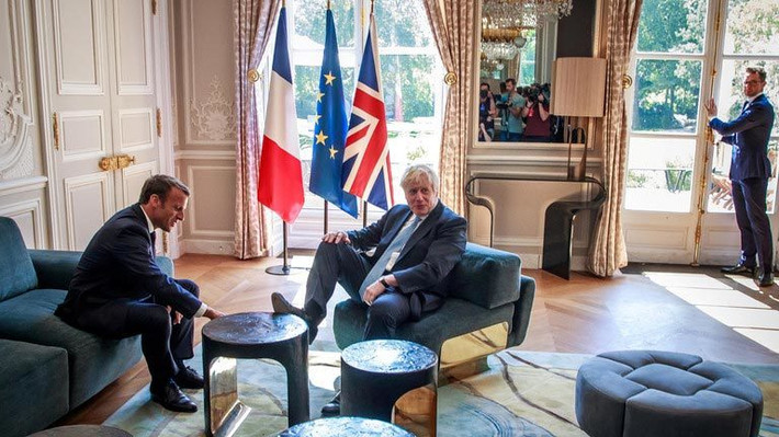 Được biết, trong cuộc gặp giữa hai nhà lãnh đạo, ông Macron đã loại trừ khả năng tái đàm phán về thỏa thuận Anh rời khỏi Liên minh Châu Âu (Brexit). Một số người dùng mạng xã hội đã chỉ trích tư thế ngồi của Thủ tướng Anh tại cuộc gặp với ông Macron. Tuy nhiên, một đoạn video sau đó xuất hiện cho thấy hai nhà lãnh đạo đùa về việc sử dụng chiếc bàn như ghế gác chân. Ảnh: Reuters.