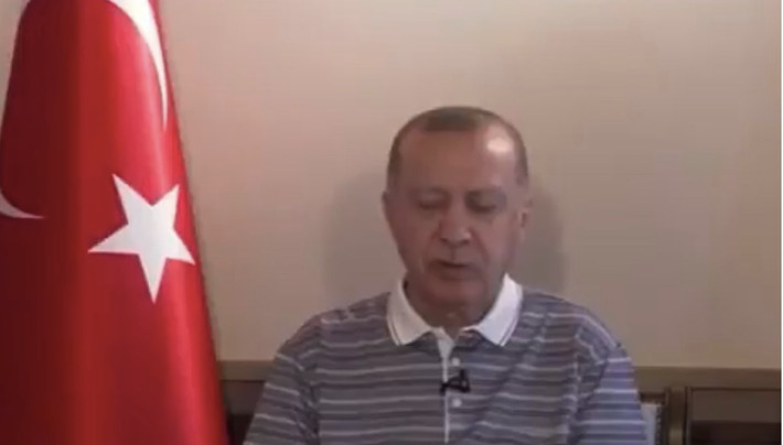 Đoạn video ghi lại khoảnh khắc Tổng thống Thổ Nhĩ Kỳ Recep Erdogan ngủ gật trong vài giây đã nhanh chóng lan khắp mạng xã hội vào ngày 21/7. Trong đoạn video, Tổng thống Erdogan được nhìn thấy đã “chợp mắt” khoảng 1-2 giây khi đang gửi thông điệp nhân dịp lễ Eid al-Adha. Ảnh chụp màn hình.
