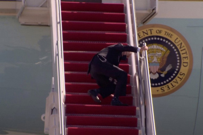 Hồi tháng 3/2021, Tổng thống Mỹ Joe Biden đã hai lần bị vấp khi lên chuyên cơ Không lực Một. Lần thứ nhất là vào ngày 19/3, Tổng thống Biden đã vấp ngã liên tục khi ông bước lên các bậc thang để lên chiếc chuyên cơ Không lực Một tại Căn cứ Andrew. Nguồn tin cho hay, khu vực sân bay khi đó có gió rất mạnh. Ảnh: Reuters.