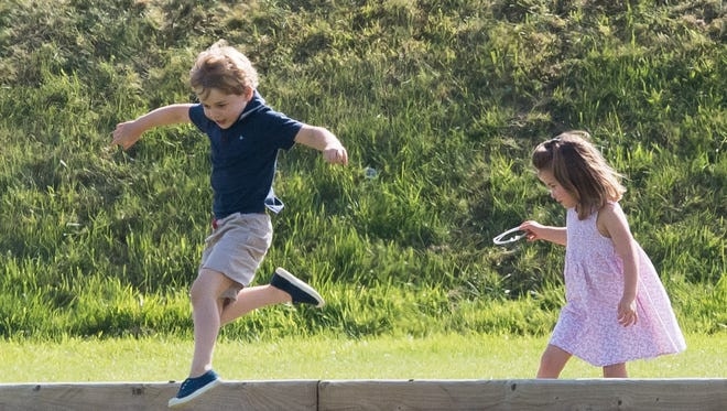 George chơi đùa cùng em gái, tiểu Công chúa Charlotte, tại Gloucester, Anh, ngày 10/6/2018. Ảnh: WI.