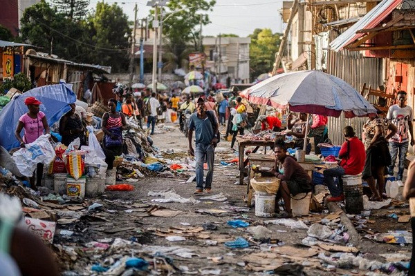 Bên trong một khu chợ đường phố Petion-Ville ở Port-au-Prince ngày 18/7.