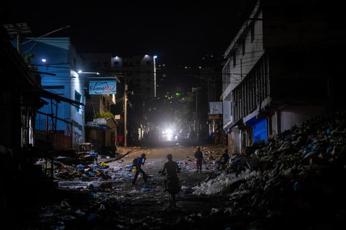 Một khu phố ở thủ đô Haiti khi màn đêm buông xuống.