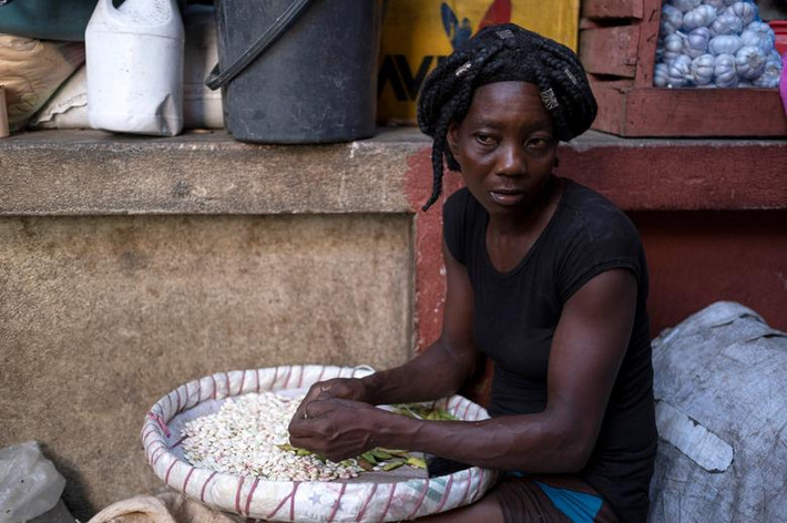 Người phụ nữ bán hàng tại khu chợ ở thủ đô Haiti hôm 17/7.