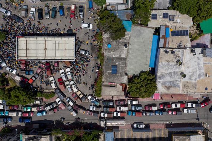Ô tô, xe máy xếp hàng dài chờ đổ xăng ở Port-au-Prince ngày 17/7.