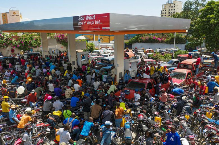 Trạm xăng đông đúc ở Port-au-Prince ngày 17/7.