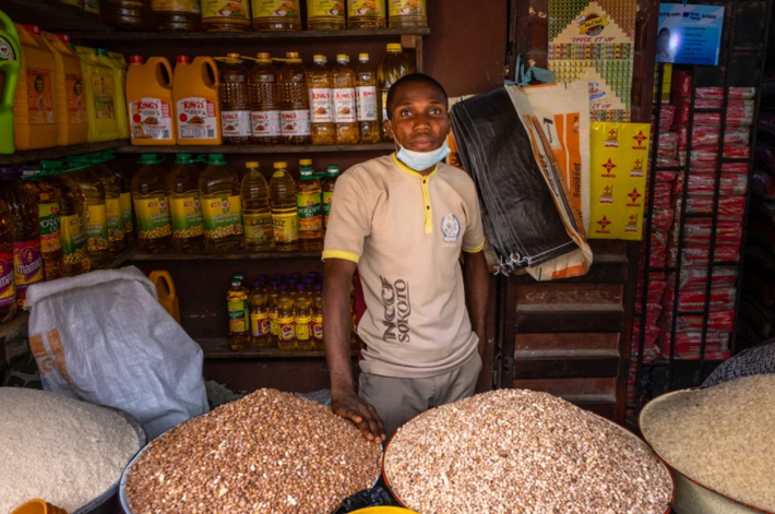 Paul Chinedu tại cửa hàng của anh trong chợ Illaje, Bariga, Nigeria.