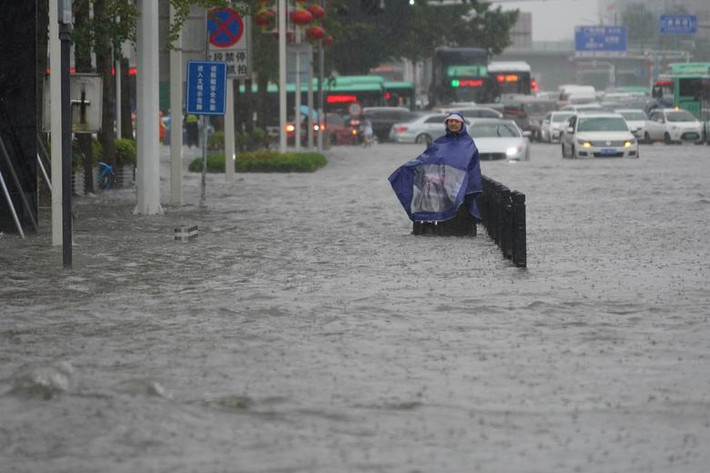 Biển nước mênh mông ở thành phố Trịnh Châu ngày 20/7 khiến các phương tiện giao thông di chuyển gặp khó khăn.