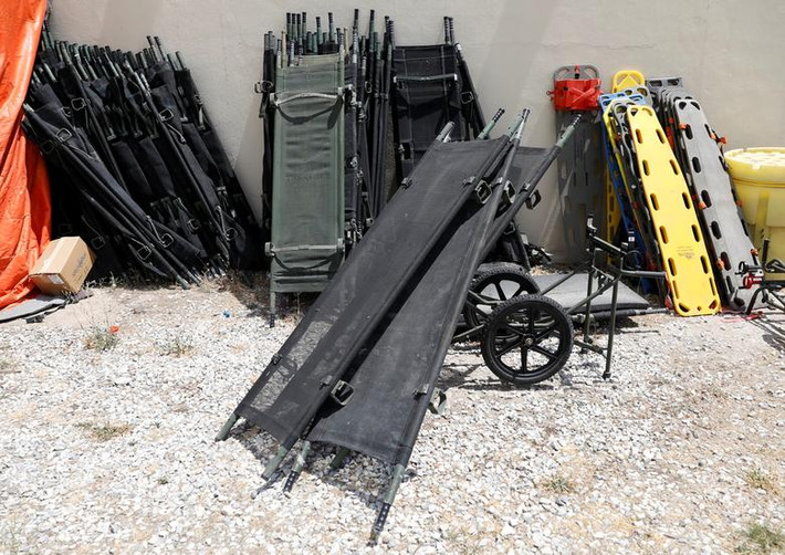 Những chiếc cáng dựng bên ngoài phòng khám ở căn cứ Bagram ngày 5/7.