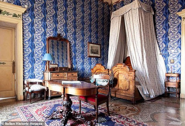 Lâu đài Castello Sannazzaro có diện tích khoảng 10.000 m2, với 45 phòng, trong đó có 15 phòng ngủ.