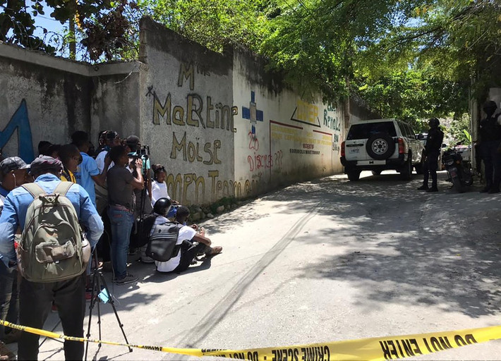 Ông Moise bị ám sát trong bối cảnh phe đối lập ở Haiti gây áp lực và buộc tổng thống phải chịu trách nhiệm cho tình hình hỗn loạn của nền kinh tế nước này. Phe đối lập đòi chọn tổng thống từ một trong số các thẩm phán của Tòa án Hiến pháp, thay vì đợi đến cuộc bầu cử dự kiến diễn ra vào tháng 9. Tổng thống Moise từng khẳng định sẽ chuyển giao quyền lực cho người kế nhiệm, nhưng ông cho biết bản thân sẽ không từ chức trước khi kết thúc nhiệm kỳ vào năm 2022.