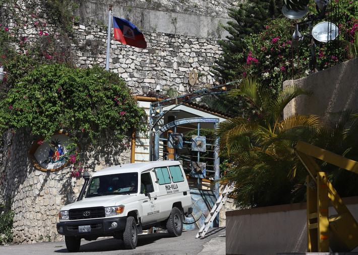 Đệ nhất phu nhân Haiti Martine Moise cũng bị thương trong vụ tấn công. Bà Moise sau đó đã được đưa đến Mỹ để điều trị các vết thương do trúng đạn. Đại sứ Mỹ tại Haiti cho biết bà đang trong tình trạng nghiêm trọng nhưng ổn định.