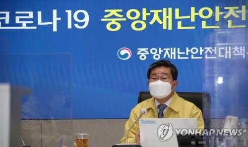 "Chúng tôi rất lo ngại rằng virus sẽ lây lan mạnh hơn nữa vì có những dấu hiệu rõ ràng cho thấy sự gia tăng hoạt động ngoài trời của người dân và số ca mắc biến thể Delta có khả năng lây lan nhanh cũng tăng lên", ông Jeon Hae-cheol nói tiếp. Ảnh: Yonhap.