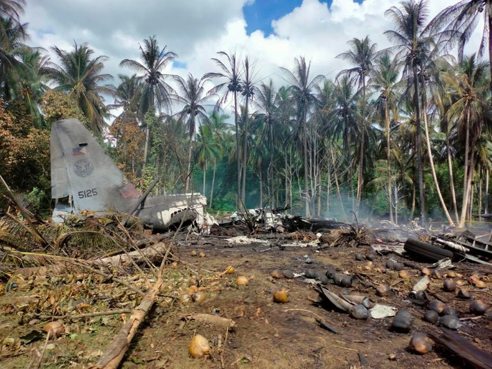 Theo AFP, nhiều quân nhân trên máy bay quân sự gặp nạn vừa mới tốt nghiệp khóa huấn luyện quân sự cơ bản, và đang trên đường đến đảo Jolo để tham gia lực lượng đặc nhiệm chung chống khủng bố. Khu vực này có dân số đa phần là người Hồi giáo. Ảnh: Reuters.