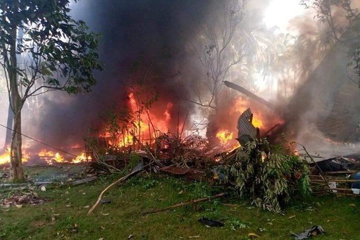 AFP dẫn lời tướng Cirilito Sobejana, người đứng đầu lực lượng không quân, cho biết vào thời điểm gặp nạn, chiếc máy bay C-130 đang cố gắng hạ cánh xuống đảo Jolo ở tỉnh Sulu. “Trong khi chở quân nhân của chúng tôi từ Cagayan de Oro (trên đảo Mindanao phía nam), máy bay bay quá đường băng. Phi hành đoàn cố gắng lấy lại kiểm soát nhưng không kịp”, tướng Sobejana nói với truyền thông địa phương, mô tả vụ tai nạn là “rất đáng tiếc”. Ảnh: Philippine Emergency Alerts.
