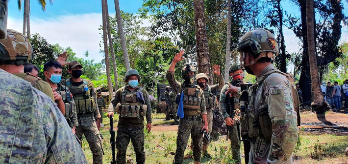 Nói với AFP, tướng Sobejana cho biết lực lượng cứu hộ đang ở hiện trường. "Chúng tôi đang cầu nguyện để có thể cứu sống được nhiều người hơn nữa. Theo AP, cho đến nay, ít nhất 17 người được cho thiệt mạng trong vụ tai nạn, và 40 người khác đã được giải cứu. Ảnh: Reuters.