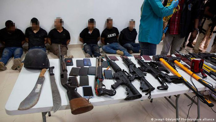Hôm 16/7, Al Jazeera dẫn lời cảnh sát trưởng Colombia, Tướng Jorge Vargas, cho biết cựu quan chức Bộ Tư pháp Haiti Joseph Felix Badio có thể đã ra lệnh ám sát Tổng thống Haiti Jovenel Moise. Ảnh: Một số nghi phạm bị bắt giữ. Ảnh: AP.