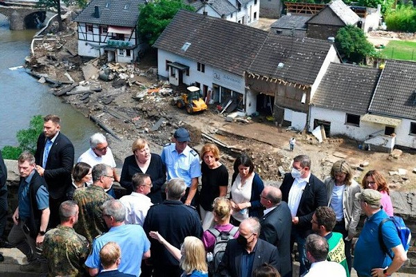 Theo AP, ngày 18/7, Thủ tướng Đức Angela Merkel đã tới thăm những khu vực bị ảnh hưởng bởi lũ lụt tại nước này. Ảnh: YN.