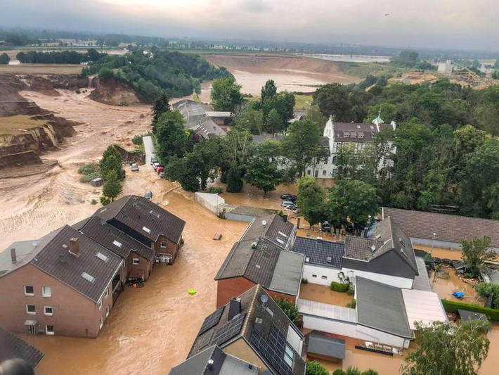 Khu dân cư ở Erftstadt-Blessem bị nước lũ bao vây hôm 16/7.