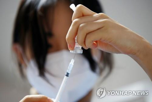 Chính phủ nước này khuyến cáo người dân tiếp tục đeo khẩu trang và hạn chế ra ngoài khi không cần thiết, ngay cả khi quá trình tiêm chủng đang diễn ra.