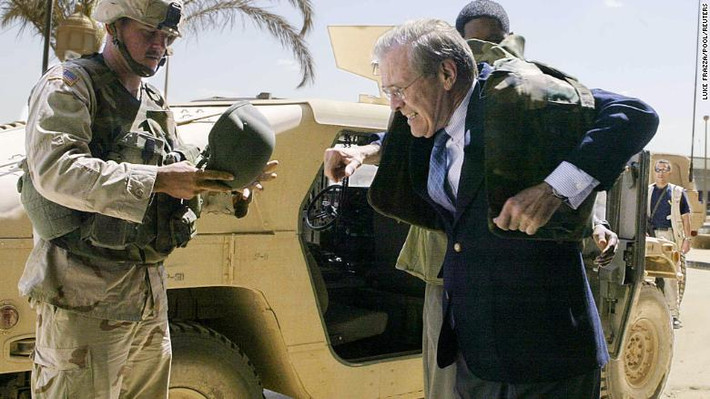 9 tháng sau khi nhậm chức và sau cuộc tấn công khủng bố ngày 11/9/2001, ông Rumsfeld được giao nhiệm vụ lãnh đạo hai cuộc chiến của Quân đội Mỹ ở Afghanistan và Iraq. Ảnh: Ông Rumsfeld trong chuyến thăm Baghdad, Iraq, tháng 4/2003.