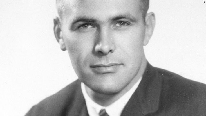 Donald Rumsfeld từng phục vụ trong Hải quân Mỹ từ năm 1954 đến 1957. Năm 1962, ở tuổi 30, ông được bầu vào Hạ viện Mỹ, nhưng từ chức vào năm 1969.
