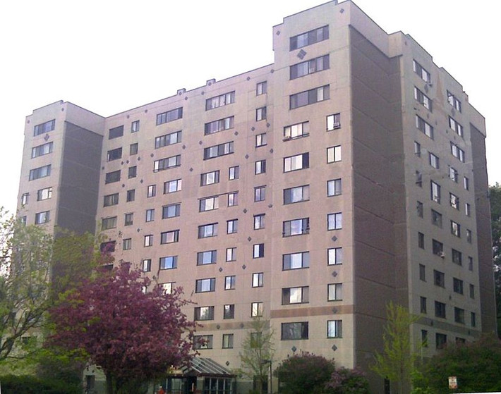 Theo The Fact File, không có tòa nhà chọc trời nào ở bang Vermont. Tòa nhà cao nhất ở bang này là Decker Towers gồm 11 tầng, cao 38 mét. Ảnh: Wikipedia.