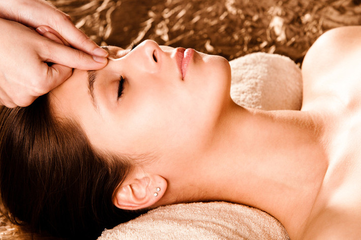 2. Massage phần giữa hai lông mày để giảm căng thẳng: Chườm hoặc xoa bóp khu vực này là một cách tuyệt vời để loại bỏ căng thẳng và lo lắng khỏi cơ thể.