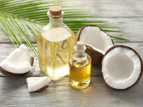 10. Dầu dừa: Nghiên cứu đã cho thấy loại chất béo trong dầu dừa có khả năng làm giảm đáng kể tổng lượng chất béo dự trữ của cơ thể, ngay cả khi bạn đang bị thừa calo. Ảnh: Boldsky.