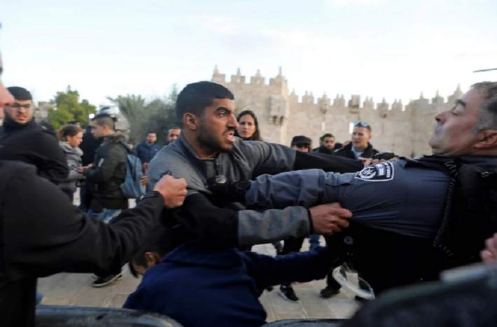 Cảnh giằng co giữa người biểu tình Palestine và lực lượng an ninh Israel bên ngoài Cổng Damascus ở Thành phố cổ Jerusalem hôm 7/12. Ảnh: Getty Images.