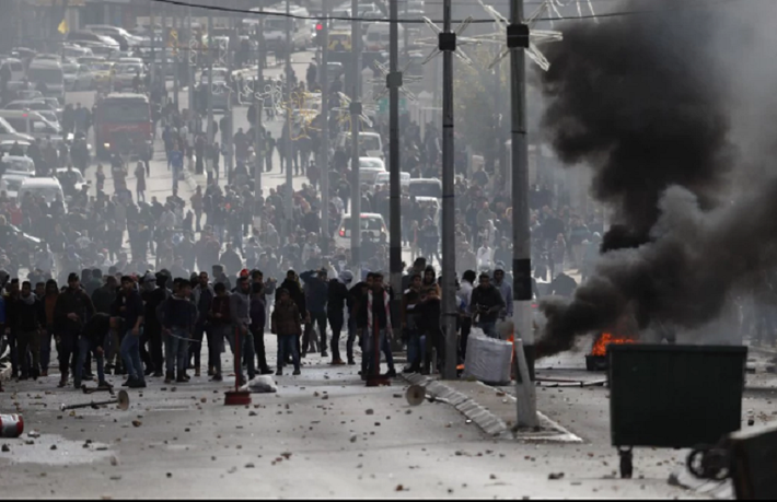 Khói đen mù mịt trên đường phố Bethlehem trong cuộc đụng độ hôm 7/12. Ảnh: Getty Images.