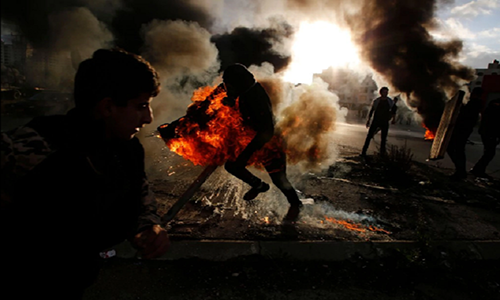 Theo Washington Post, đụng độ dữ dội giữa người Palestine và lực lượng an ninh Israel đã bùng phát và lan rộng thành làn sóng bạo lực ở thành phố Jerusalem, Ramallah cùng nhiều khu vực khác ở Bờ Tây và Dải Gaza những ngày qua. Ảnh: Getty Images/WP.