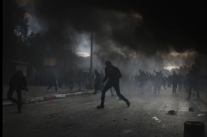 Khói đen bao trùm không gian trong cuộc đụng độ dữ dội ở Ramallah thuộc khu Bờ Tây. Ảnh: Getty Images.
