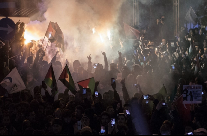 Người biểu tình mang theo quốc kỳ Palestine và Thổ Nhĩ Kỳ hô vang khẩu hiệu phản đối quyết định của Tổng thống Trump phía bên ngoài lãnh sự quán Mỹ ở thành phố Istanbul, Thổ Nhĩ Kỳ. Ảnh: WP.