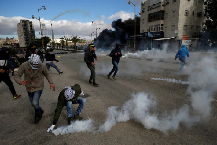 Hơi cay mù mịt trong cuộc biểu tình ở khu định cư Beit El, gần Ramallah, ngày 7/12. Ảnh: Reuters.