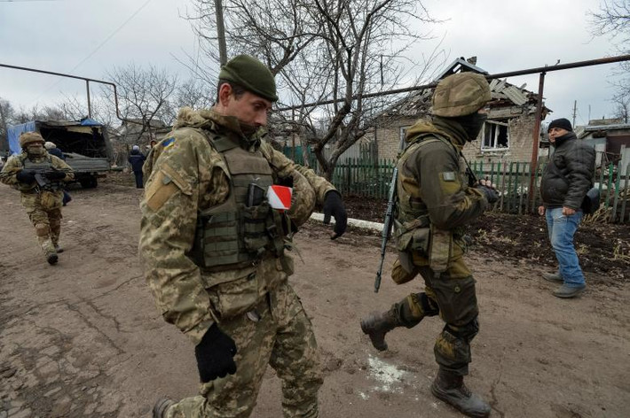 Các sĩ quan quân đội Ukraine tuần tra ở ngôi làng Novoluhanske do chính phủ kiểm soát hôm 19/12. Ảnh: Reuters.