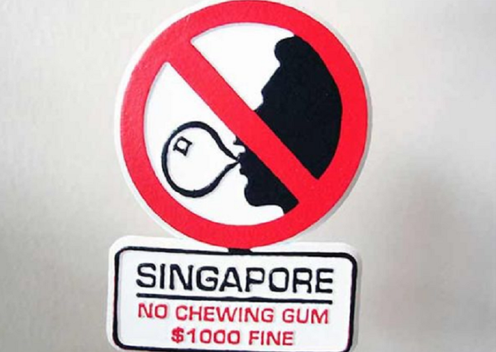 Tại Singapore, bạn không được phép ăn kẹo cao su. Nếu bị bắt gặp, bạn có thể bị phạt một số tiền lớn. Nước này cấm nhập khẩu cũng như cấm bán kẹo cao su. Bạn chỉ có thể mua kẹo cao su trong hiệu thuốc theo đơn thuốc của bác sĩ. Ảnh: BrightSide.