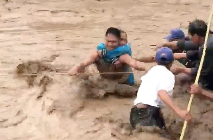 Nhiều ngôi làng và khu vực ven biển chìm trong biển nước sau 3 ngày bão Tembin đổ bộ vào miền Nam Philippines từ hôm 22/12. Ảnh: 9news.